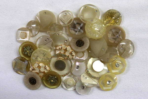 メーカー廃番品　ヴィンテージ　ジルコニア入　アンティークボタン　アイボリー系７１　（１６組）