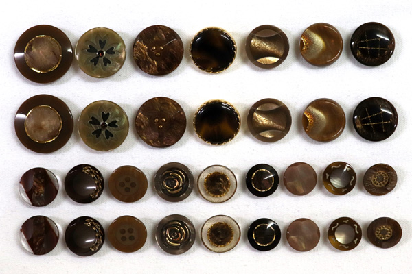 メーカー廃番品　ヴィンテージ　ジルコニア入　アンティークボタン　ブラウン系７６　（１６組）