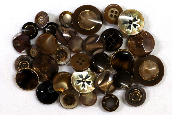 メーカー廃番品　ヴィンテージ　ジルコニア入　アンティークボタン　ブラウン系７６　（１６組）