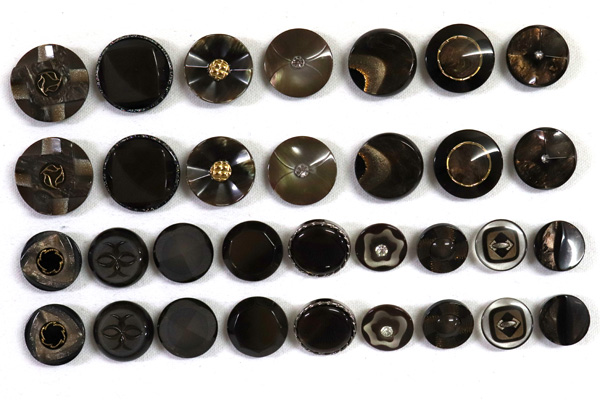メーカー廃番品　ヴィンテージ　ジルコニア入　アンティークボタン　ダークブラウン系７７　（１６組）