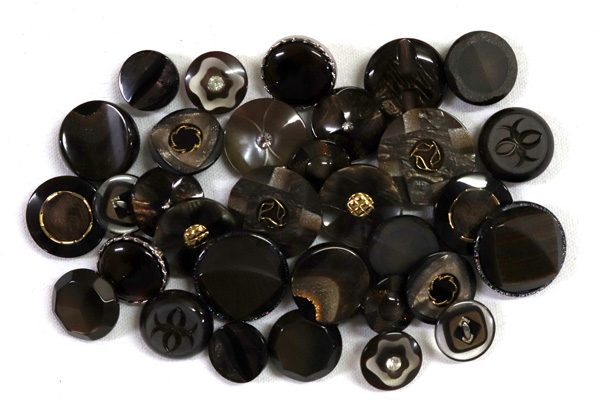 メーカー廃番品　ヴィンテージ　ジルコニア入　アンティークボタン　ダークブラウン系７７　（１６組）