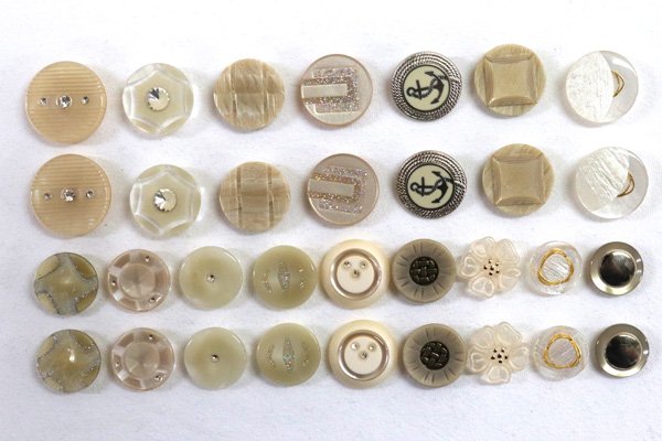 メーカー廃番品　ヴィンテージ　ジルコニア入　アンティークボタン　ベージュ系７９　（１６組）　