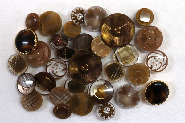 メーカー廃番品　ヴィンテージ　ジルコニア入　アンティークボタン　ブラウン系８０　（１６組）　