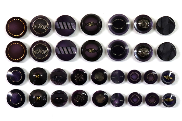 メーカー廃番品　ヴィンテージ　ジルコニア入　アンティークボタン　パープル系２８　（１６組）