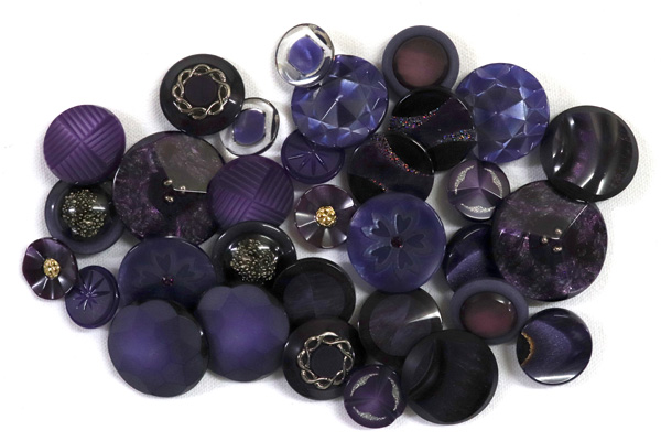 メーカー廃番品　ヴィンテージ　ジルコニア入　アンティークボタン　パープル系３６　（１６組）