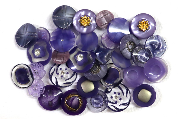 メーカー廃番品　ヴィンテージ　ジルコニア入　アンティークボタン　パープル系３７　（１６組）
