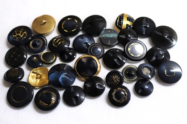メーカー廃番品　ヴィンテージ　ジルコニア入　アンティークボタン　ネイビー・ゴールド系GT101　（１６組３２個）　btgt101