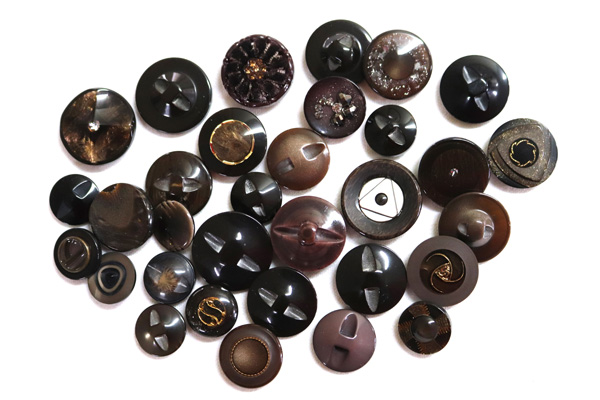 メーカー廃番品　ヴィンテージ　ジルコニア入　アンティークボタン　ダークブラウン系GT111　（１６組３２個）　btgt111