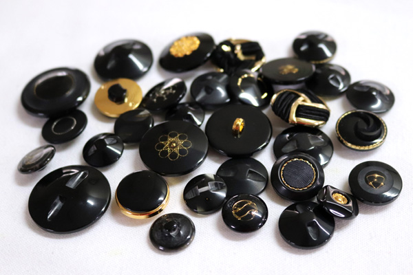 メーカー廃番品　ヴィンテージ　ジルコニア入　アンティークボタン　ブラック・ゴールド系GT115　（１６組３２個）　btgt115