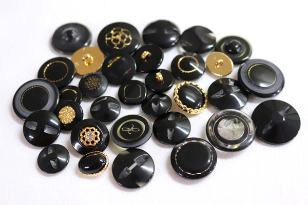 メーカー廃番品　ヴィンテージ　ジルコニア入　アンティークボタン　ブラック・ゴールド系GT116　（１６組３２個）　btgt116