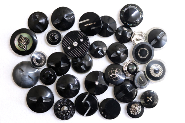 メーカー廃番品　ヴィンテージ　ジルコニア入　アンティークボタン　ブラック系GT132