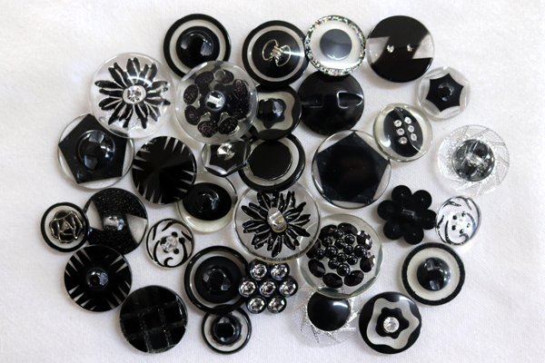 メーカー廃番品　ヴィンテージ　ジルコニア入　アンティークボタン　ブラック系GT133