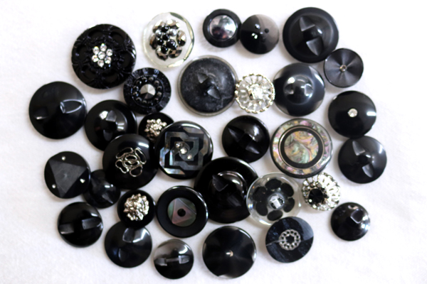 メーカー廃番品　ヴィンテージ　ジルコニア入　アンティークボタン　ブラック系GT134