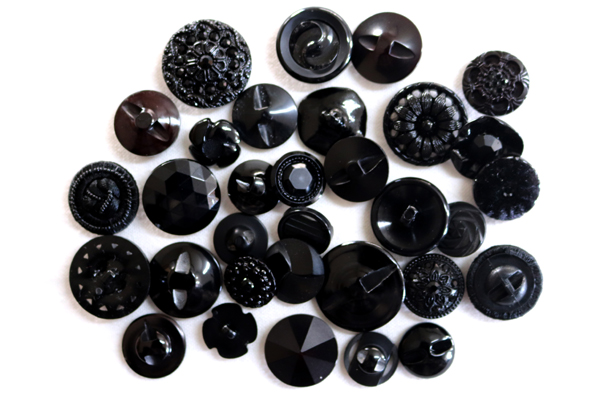 メーカー廃番品　ヴィンテージ　ジルコニア入　アンティークボタン　ブラック系GT135