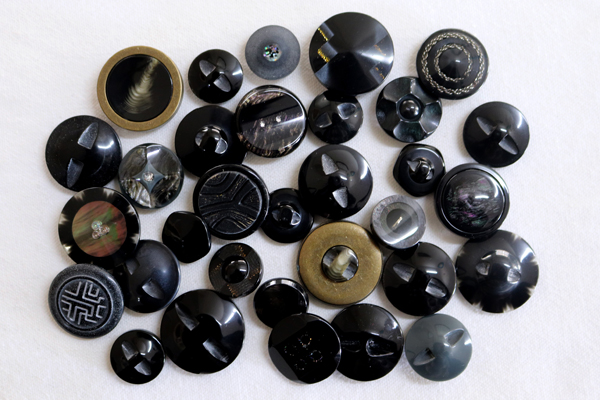 メーカー廃番品　ヴィンテージ　ジルコニア入　アンティークボタン　チャコールグレー系GT136