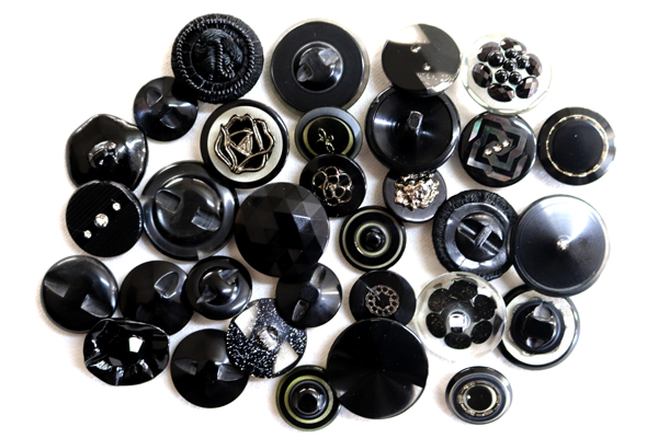 メーカー廃番品　ヴィンテージ　ジルコニア入　アンティークボタン　ブラック系GT138