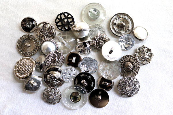 メーカー廃番品　ヴィンテージ　ジルコニア入　アンティークボタン　シルバー系GT140