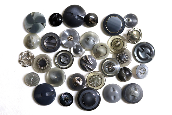メーカー廃番品　ヴィンテージ　ジルコニア入　アンティークボタン　グレー系GT143　（１６組３２個）　btgt143