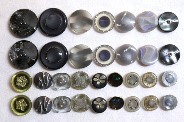 メーカー廃番品　ヴィンテージ　ジルコニア入　アンティークボタン　グレー系GT143　（１６組３２個）　btgt143