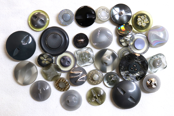 メーカー廃番品　ヴィンテージ　ジルコニア入　アンティークボタン　グレー系GT143　（１６組３２個）　btgt143