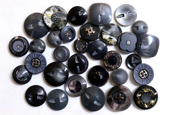 メーカー廃番品　ヴィンテージ　ジルコニア入　アンティークボタン　グレー系GT145　（１６組３２個）　btgt145