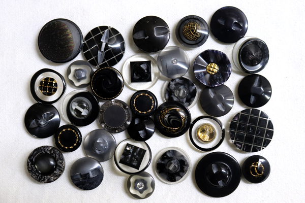 メーカー廃番品　ヴィンテージ　ジルコニア入　アンティークボタン　チャコールグレー系GT147　（１６組３２個）　btgt147