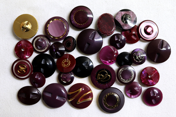 メーカー廃番品　ヴィンテージ　ジルコニア入　アンティークボタン　ダークレッド系GT148　（１６組３２個）　btgt148