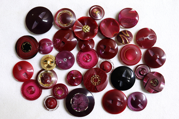 メーカー廃番品　ヴィンテージ　ジルコニア入　アンティークボタン　レッド系GT150　（１６組３２個）　btgt150