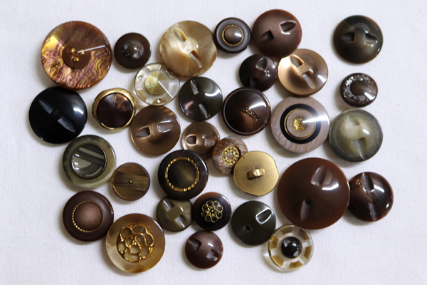 メーカー廃番品　ヴィンテージ　ジルコニア入　アンティークボタン　ダークブラウン系gt157