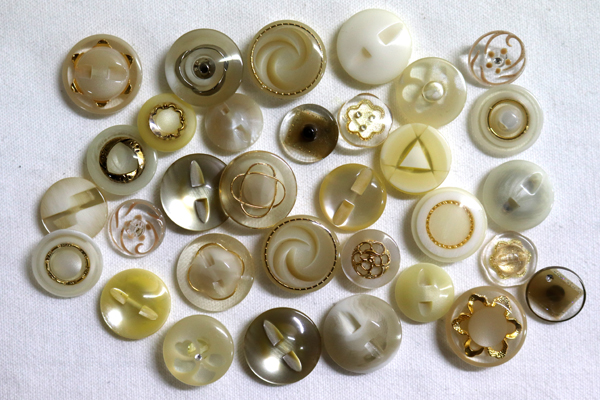 メーカー廃番品　ヴィンテージ　ジルコニア入　アンティークボタン　アイボリー系gt159