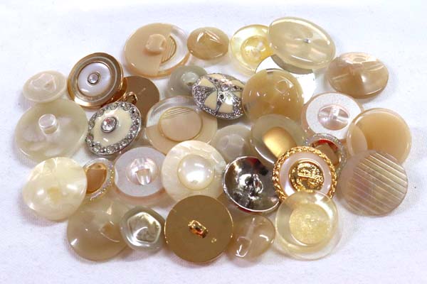 メーカー廃番品　ヴィンテージ　ジルコニア入　アンティークボタン　ベージュ系GT29　（１６組３２個）　btgt29