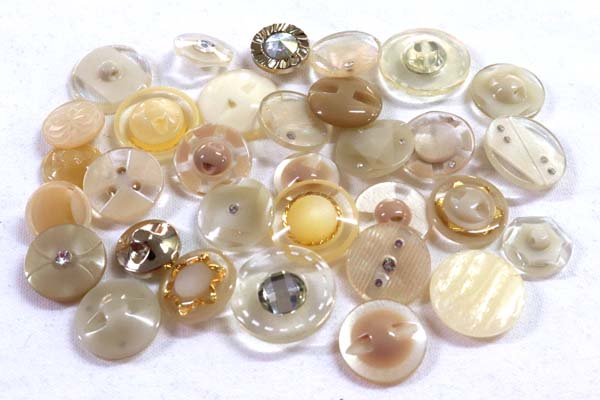 メーカー廃番品　ヴィンテージ　ジルコニア入　アンティークボタン　ベージュ系GT30　（１６組３２個）　btgt30