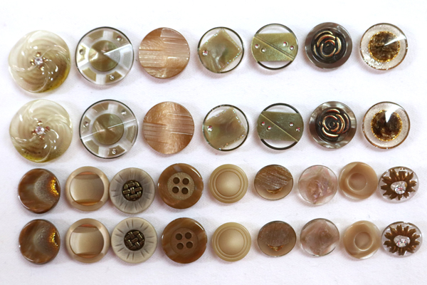 メーカー廃番品　ヴィンテージ　ジルコニア入　アンティークボタン　ウォールナット系GT31　（１６組３２個）　btgt31