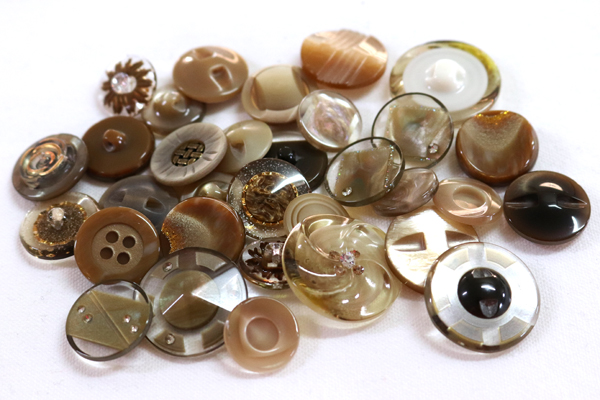 メーカー廃番品　ヴィンテージ　ジルコニア入　アンティークボタン　ウォールナット系GT31　（１６組３２個）　btgt31