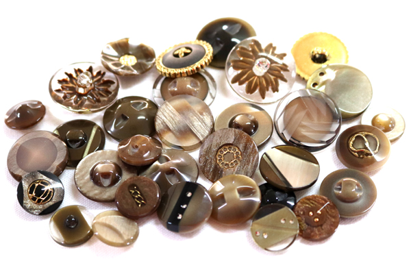 メーカー廃番品　ヴィンテージ　ジルコニア入　アンティークボタン　ウォールナット系GT33　（１６組３２個）　btgt33