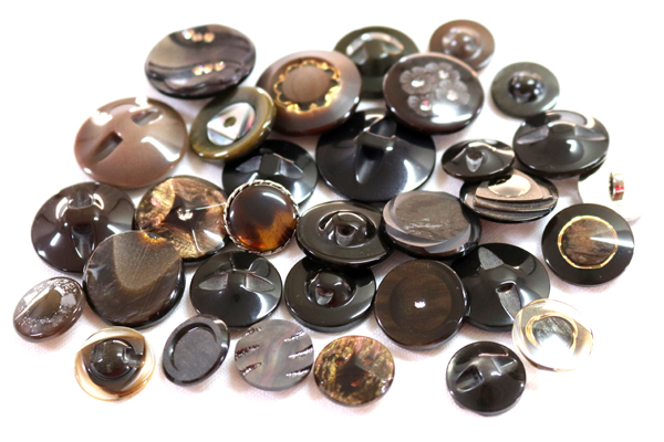 メーカー廃番品　ヴィンテージ　ジルコニア入　アンティークボタン　ダークブラウン系GT34　（１６組３２個）　btgt34