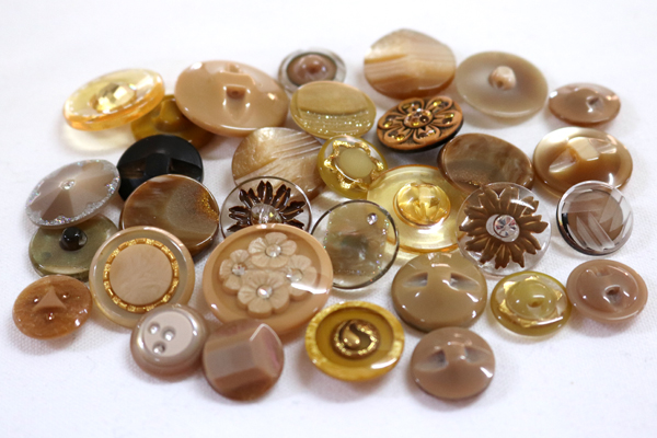 メーカー廃番品　ヴィンテージ　ジルコニア入　アンティークボタン　ベージュブラウン系GT36　（１６組３２個）　btgt36