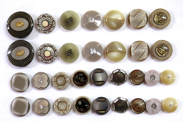 メーカー廃番品　ヴィンテージ　ジルコニア入　アンティークボタン　ベージュ系gt39　（１６組）　btgt39