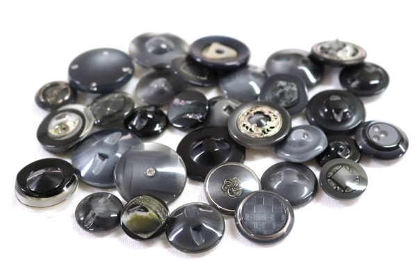メーカー廃番品　ヴィンテージ　ジルコニア入　アンティークボタン　グレー系GT47　（１６組３２個）　btgt47