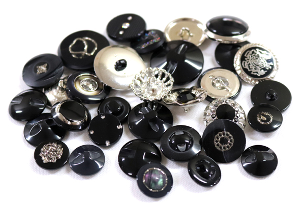 メーカー廃番品　ヴィンテージ　ジルコニア入　アンティークボタン　ブラック系GT54　（１６組３２個）　btgt54