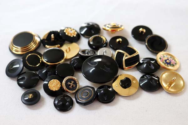 メーカー廃番品　ヴィンテージ　ジルコニア入　アンティークボタン　ブラック×ゴールド系GT75　（１６組３２個）　btgt75