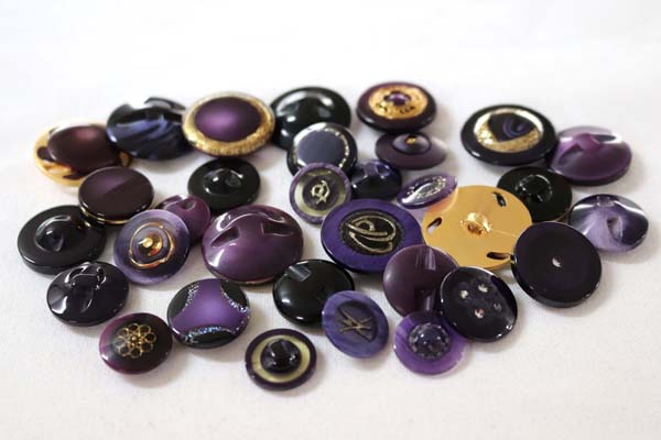 メーカー廃番品　ヴィンテージ　ジルコニア入　アンティークボタン　パープル×ゴールド系GT76　（１６組３２個）　btgt76