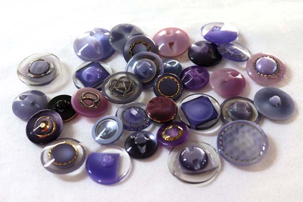 メーカー廃番品　ヴィンテージ　ジルコニア入　アンティークボタン　薄パープル系GT77　（１６組３２個）　btgt77