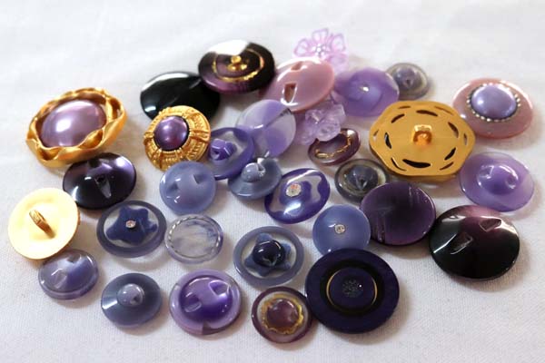 メーカー廃番品　ヴィンテージ　ジルコニア入　アンティークボタン　薄パープル系GT78　（１６組３２個）　btgt78