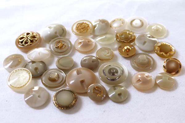 メーカー廃番品　ヴィンテージ　ジルコニア入　アンティークボタン　薄ベージュ×ゴールド系GT82　（１６組３２個）　btgt82