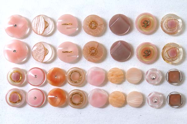 メーカー廃番品　ヴィンテージ　ジルコニア入　アンティークボタン　ピンク系GT88　（１６組３２個）　btgt88
