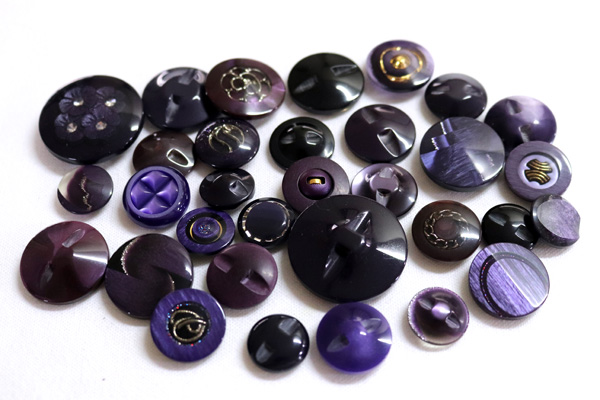 メーカー廃番品　ヴィンテージ　ジルコニア入　アンティークボタン　パープル系GT92　（１６組３２個）　btgt92