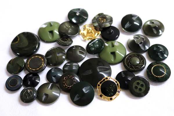メーカー廃番品　ヴィンテージ　ジルコニア入　アンティークボタン　ダークグリーン系GT96　（１６組３２個）　btgt96