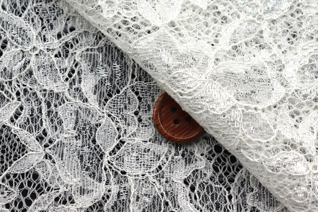 ラッセルレース生地　花柄　白×銀フイルム　【50cm単位】(la655)