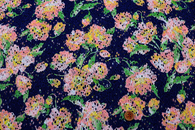 ラッセルレースプリント生地（ニット生地ではありません）　花柄　紺地×グリーン・ピンク他　【50cm単位】　(la696)